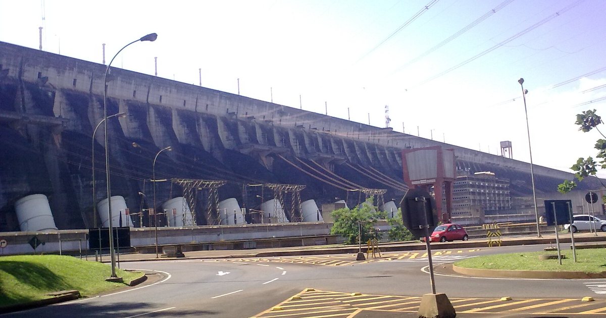 La represa de Itaipú, sobre el río Paraná, vista desde el camino de acceso a la central