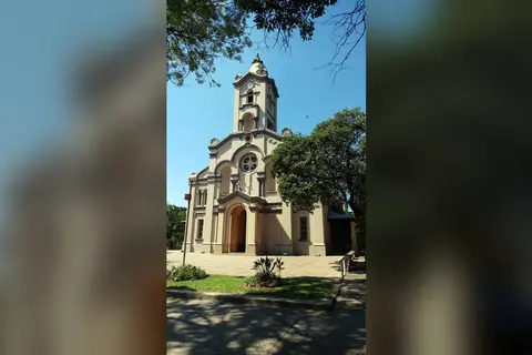 Fachada de la iglesia principal de Luque, en el departamento Central