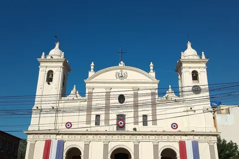 Foto: Aiax2 / Wikimedia Commons · CC BY 4.0 Fachada de la Catedral Metropolitana de Nuestra Señora de la Asunción, en el centro de Asunción