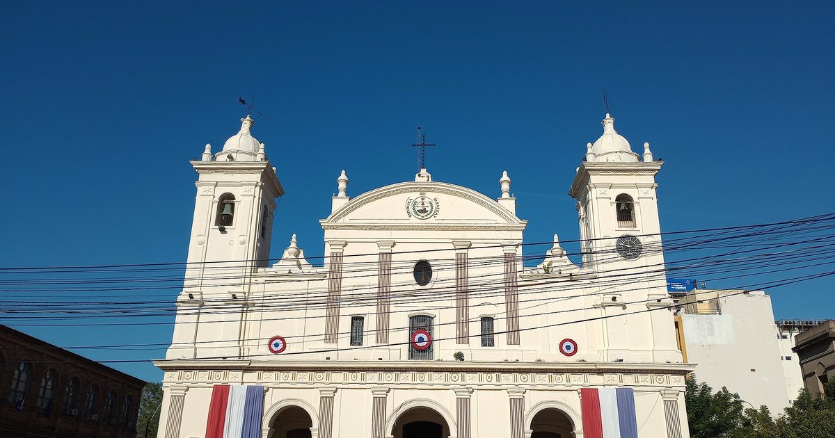 Fachada de la Catedral Metropolitana de Nuestra Señora de la Asunción, en el centro de Asunción