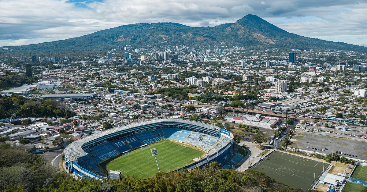 El estadio Cuscatlán visto desde el aire, con San Salvador y el volcán de San Salvador al fondo