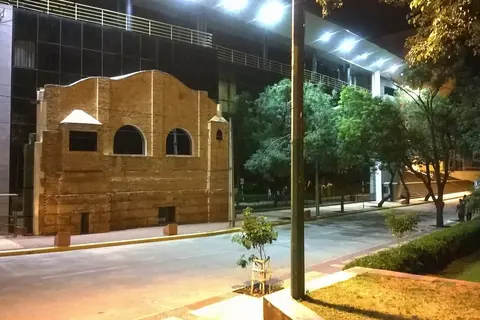 Sede del Congreso Nacional, en Asunción, de noche
