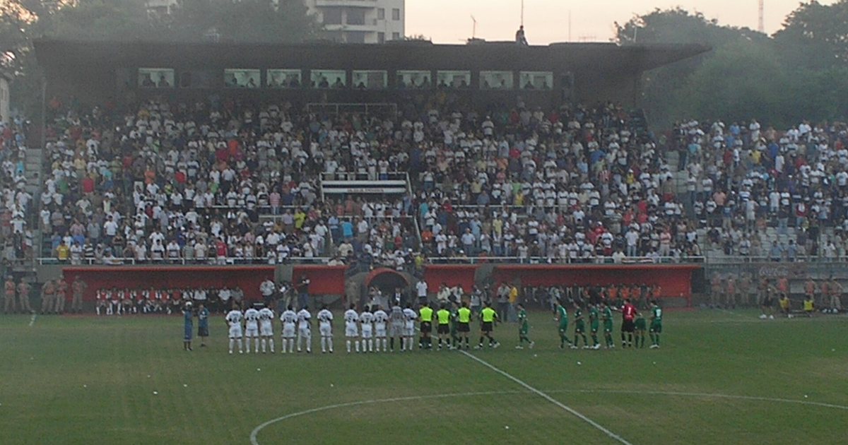Olimpia y Rubio Ñu formados en la cancha antes de un partido de Primera en el estadio Manuel Ferreira, en Asunción, en 2009