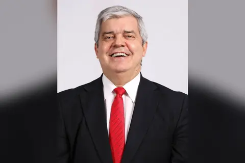 Foto: Giuliano Montebruno / Wikimedia Commons · CC BY-SA 4.0 Retrato oficial de Enrique Riera, de 2023