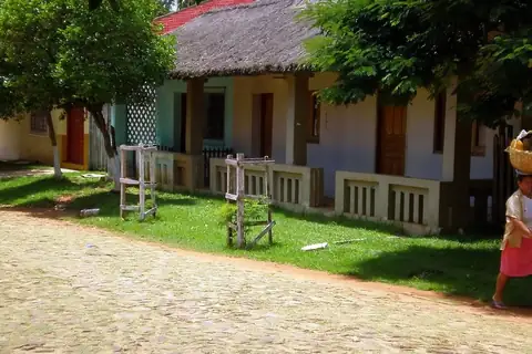 Una calle empedrada de Yataity, en el Guairá, con casas de corredor y techo de paja