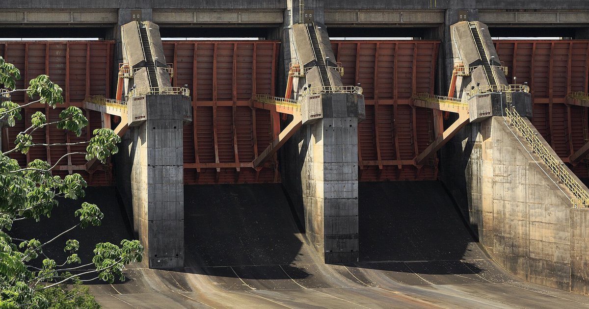 Compuertas del vertedero de la represa de Itaipú, en Hernandarias, Alto Paraná