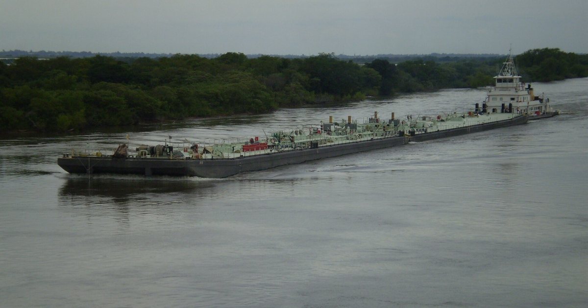 Convoy de barcazas en la hidrovía Paraguay-Paraná