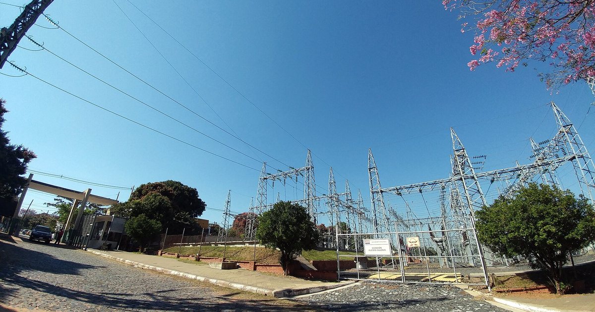 Estación de la ANDE en el barrio Sajonia de Asunción, vista desde la calle
