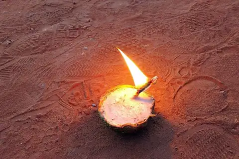 Vela en cáscara de naranja agria sobre el Yvága Rape, el camino iluminado de Tañarandy, en San Ignacio, Misiones