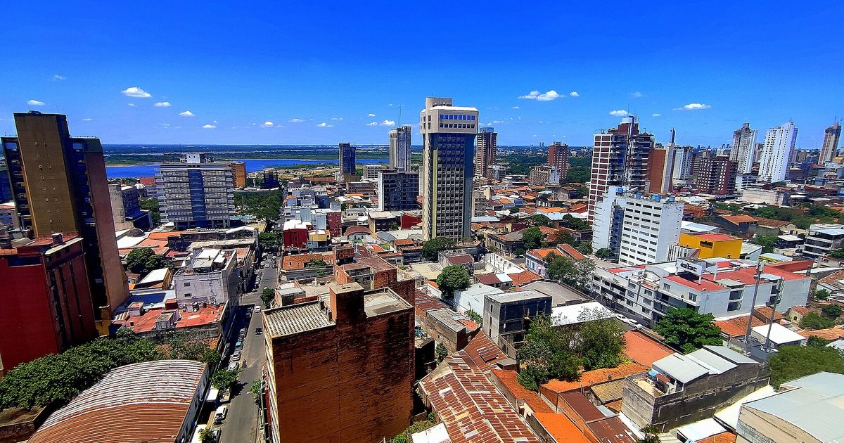 Vista desde lo alto del centro de Asunción, con la bahía al fondo