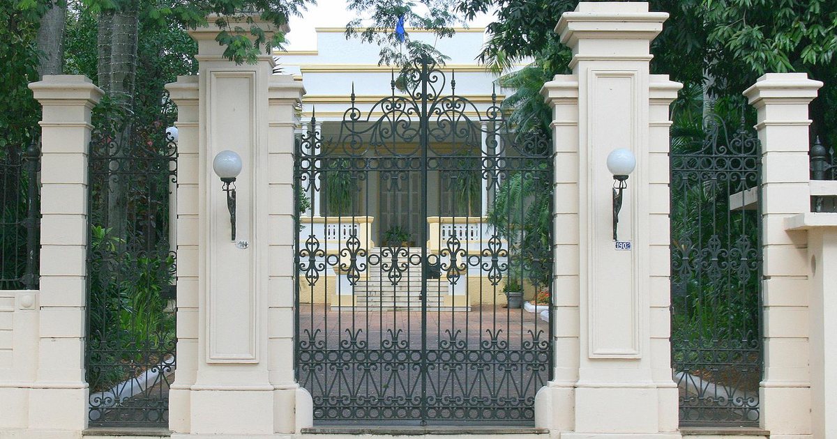 Portón de Mburuvicha Róga, la residencia presidencial en Asunción, donde se firmó el decreto