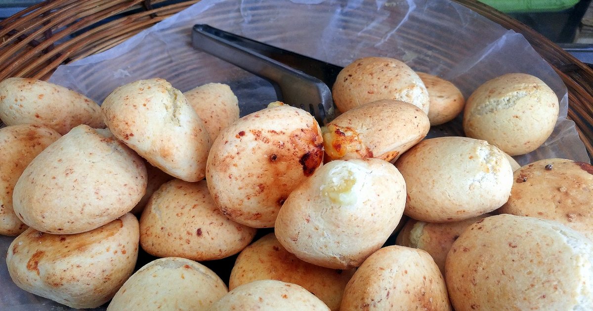 Canasta de chipas a la venta en Paraguay