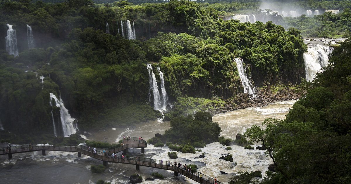 Saltos de las Cataratas y pasarela del lado brasileño, en el Parque Nacional do Iguaçu