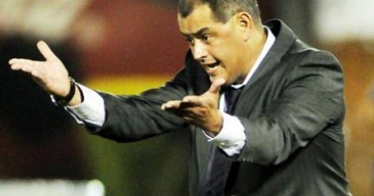 El técnico Francisco Arce da indicaciones al costado de la cancha