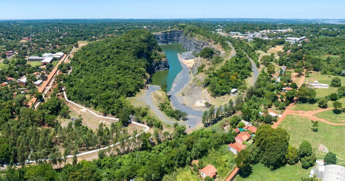 Vista aérea del cerro Ñemby y sus alrededores, en Ñemby, departamento Central