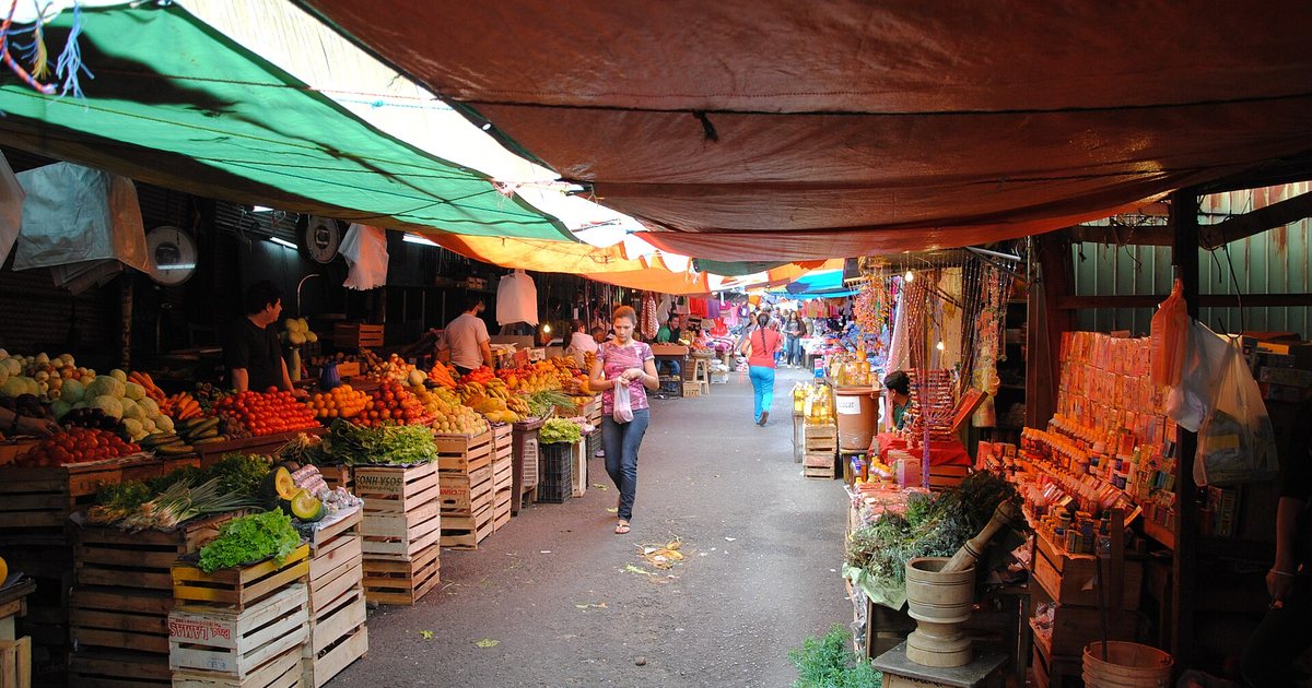 Pasillo de puestos de frutas y verduras del Mercado 4, en Asunción
