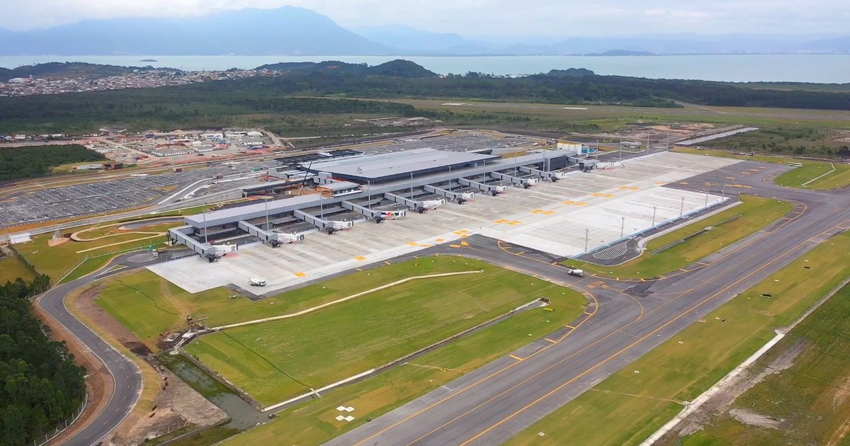 Vista aérea de la terminal de pasajeros del aeropuerto internacional Hercílio Luz, en Florianópolis