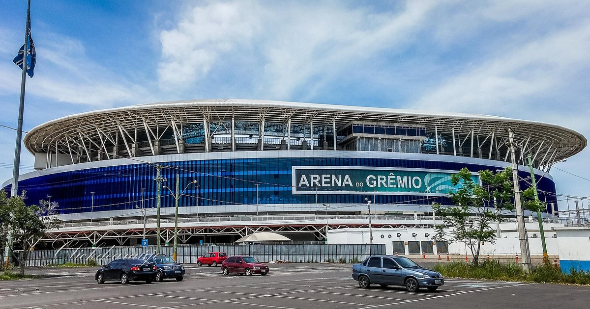 Fachada de la Arena do Grêmio, el estadio del Grêmio en Porto Alegre, vista desde el estacionamiento