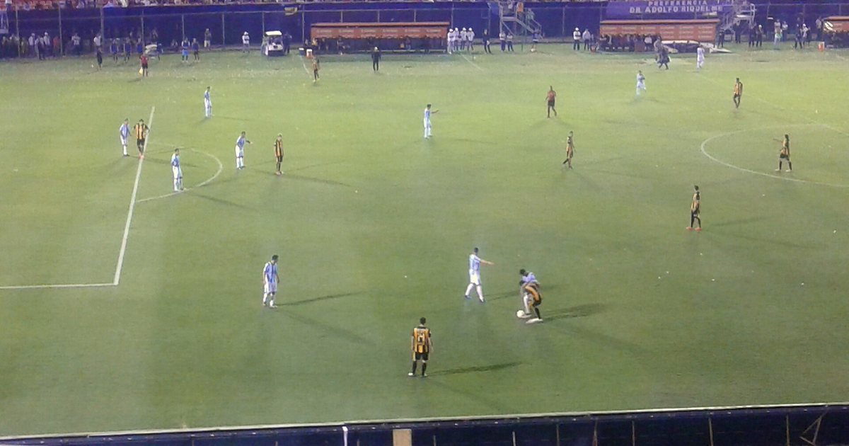 Jugadores de Guaraní, con la camiseta aurinegra, en un partido de 2015 en el estadio Defensores del Chaco, en Asunción