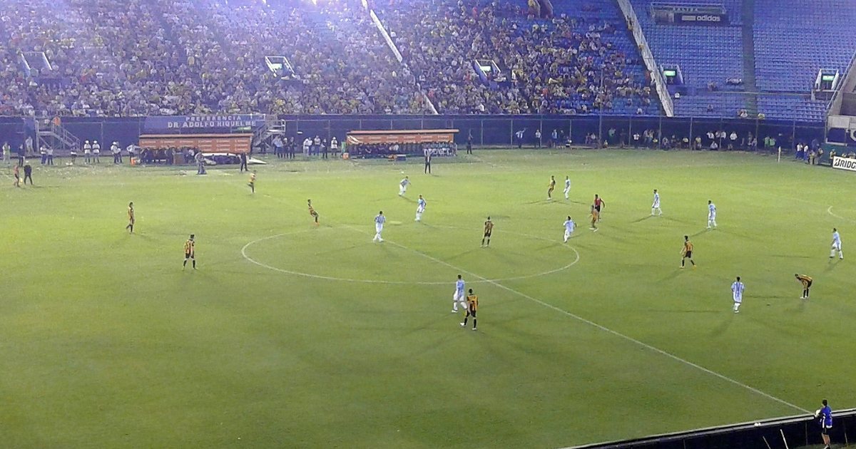 Guaraní juega ante Racing en el estadio Defensores del Chaco, en Asunción, por los cuartos de final de la Copa Libertadores 2015