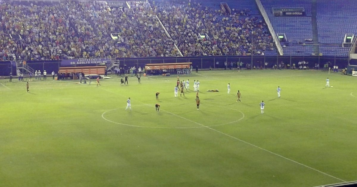 Jugadores de Guaraní, con la camiseta aurinegra, en un partido nocturno en el estadio Defensores del Chaco, en Asunción