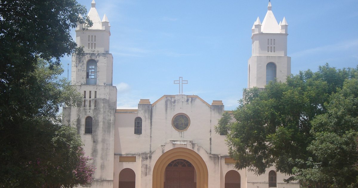 Fachada de la iglesia de Tobatí, en Cordillera, vista desde su plaza