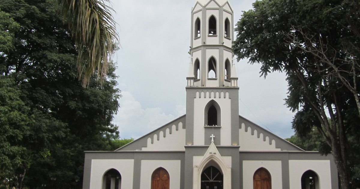 Iglesia de San Pablo, en la ciudad de Caazapá, bajo un cielo nublado, vista desde la plaza