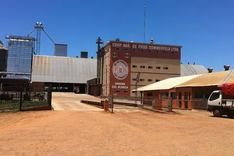 Molino harinero de la cooperativa Sommerfeld en Campo 9, con silos de granos y la marca de harina Sol Blanca en la fachada