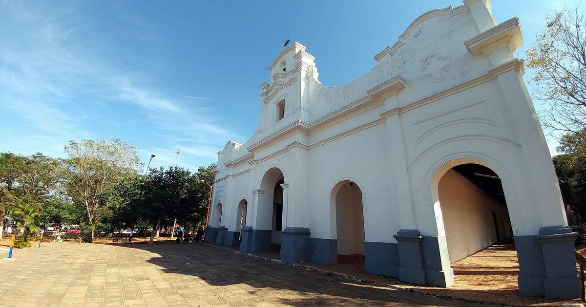 Fachada blanca de la iglesia de la Candelaria, en Capiatá