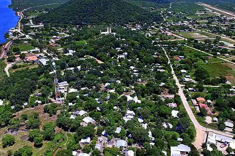 Vista aérea de Fuerte Olimpo, con el río Paraguay a la izquierda y los cerros detrás de la ciudad