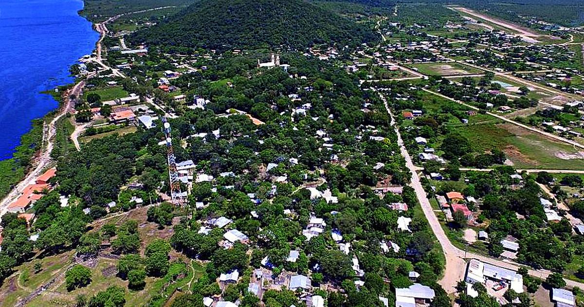 Vista aérea de Fuerte Olimpo, con el río Paraguay a la izquierda y los cerros detrás de la ciudad
