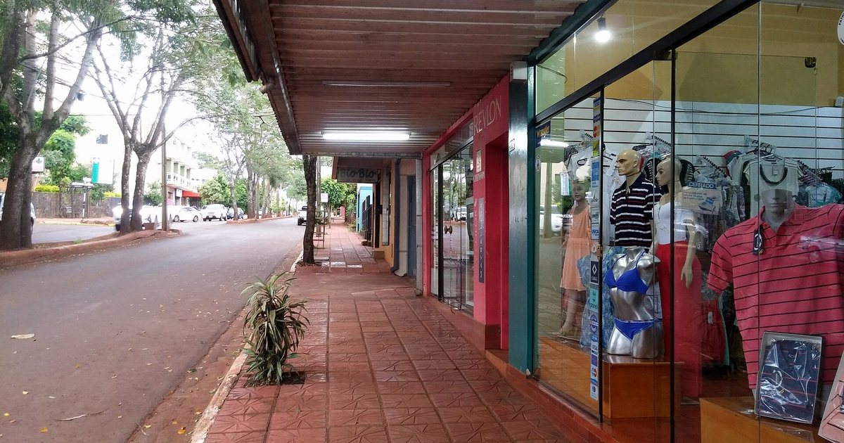 Vereda techada con tiendas de ropa en el centro de Obligado