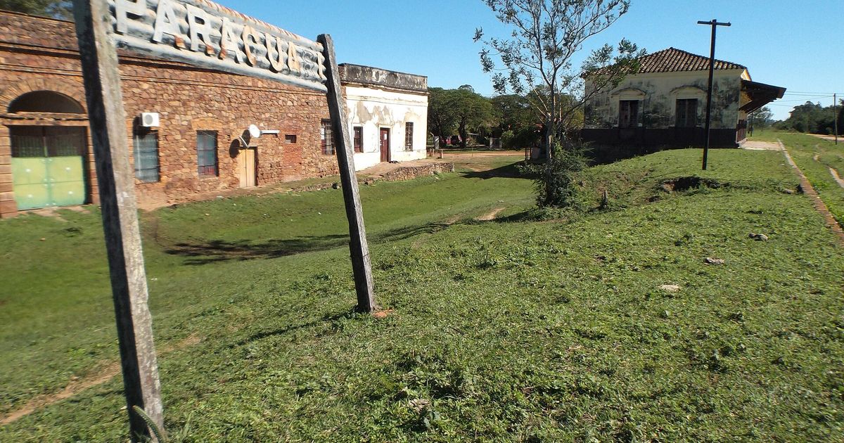 Antigua estación del ferrocarril de Paraguarí, con su andén y el césped de las vías