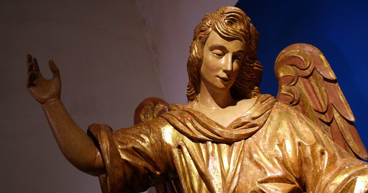 Talla jesuítica de un ángel dorado en el Museo Diocesano de San Ignacio