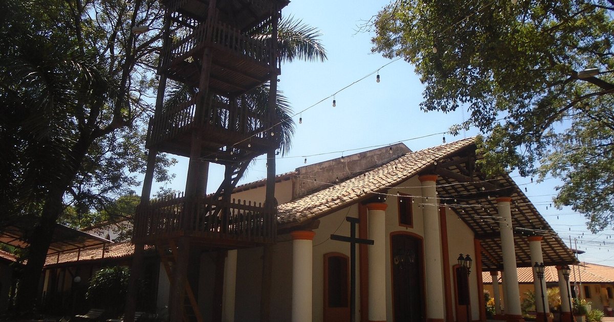 Iglesia de San Pedro Apóstol, con galería de columnas, techo de tejas y campanario de madera, en San Pedro del Ycuamandyyú