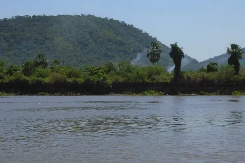 Cerros cubiertos de monte sobre la orilla del río Paraguay, en Vallemí