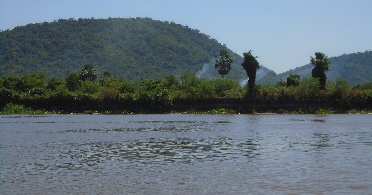Cerros cubiertos de monte sobre la orilla del río Paraguay, en Vallemí