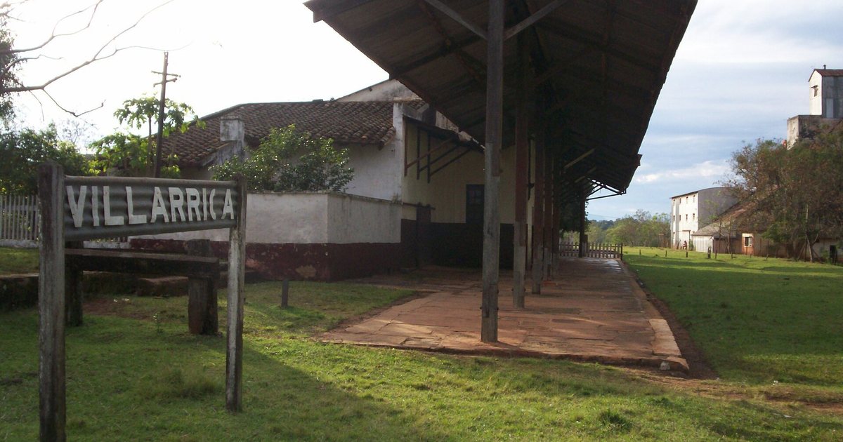 Antigua estación del tren de Villarrica, en el Guairá, con su cartel y el andén techado