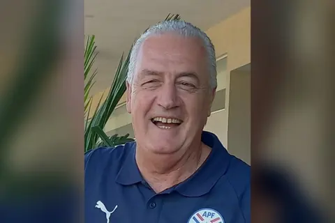 Retrato de Gustavo Alfaro, seleccionador de la Albirroja