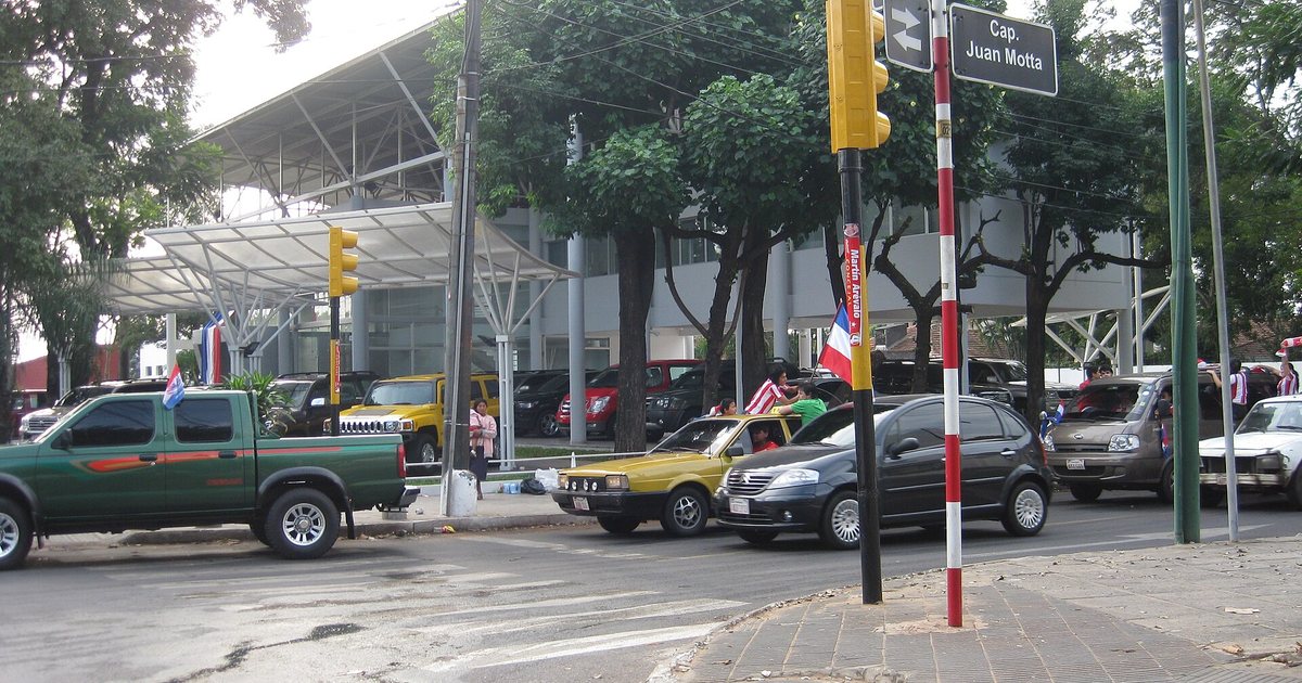 Vehículos en el cruce de la avenida Mariscal López y Capitán Juan Motta, en Asunción