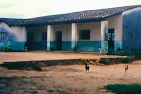 Foto: Mateuverte / Wikimedia Commons · CC BY-SA 3.0 Edificio de la Escuela Graduada 2223 de Ytu Guazu, una escuela pública de Caacupé, en Cordillera