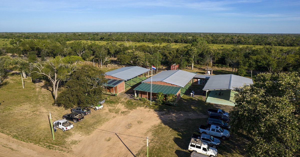 Vista aérea de una escuela rural con la bandera paraguaya en Agua Dulce, Bahía Negra, en el Alto Paraguay