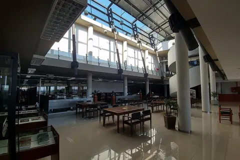 Foto: Cmasi / Wikimedia Commons · CC BY-SA 4.0 Sala de lectura de la Biblioteca del Congreso Nacional, en Asunción