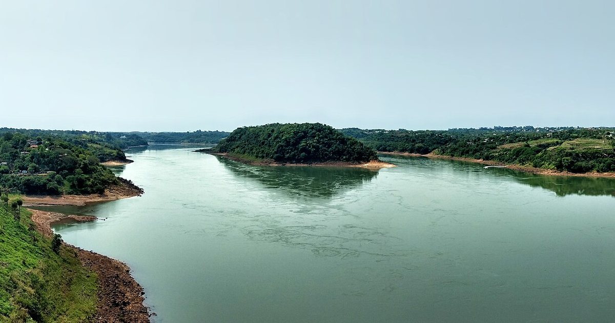 El río Paraná visto desde el Puente de la Amistad, a la altura de Ciudad del Este