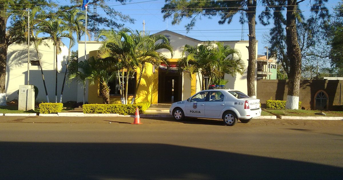 Comisaría central de Hernandarias, en Alto Paraná, con una patrullera de la Policía Nacional frente a la entrada