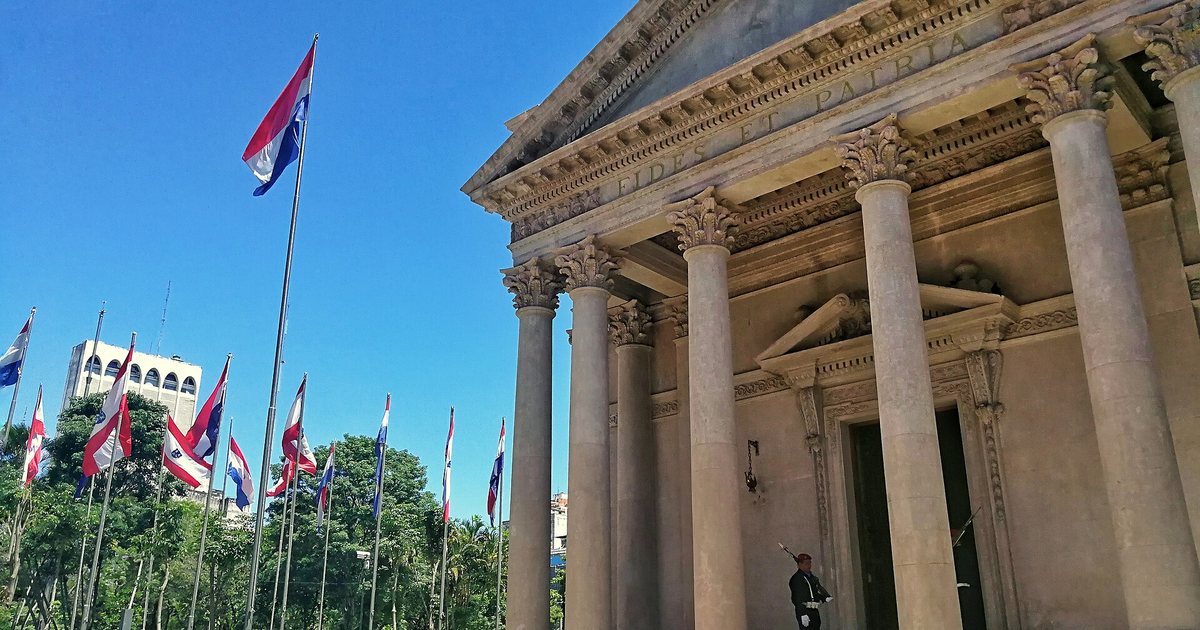 Banderas paraguayas y guardia de honor frente al Panteón Nacional de los Héroes, en Asunción