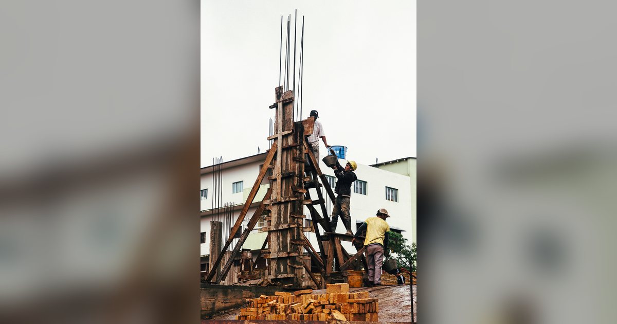 Albañiles trabajan en el encofrado de una columna en una obra de Ciudad del Este
