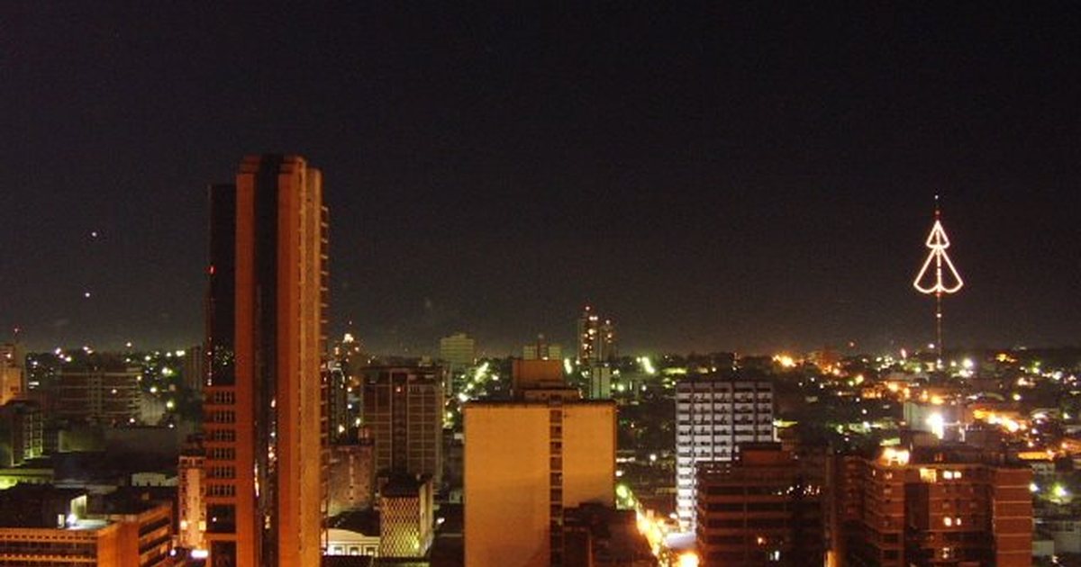 Edificios del centro de Asunción con oficinas iluminadas de noche