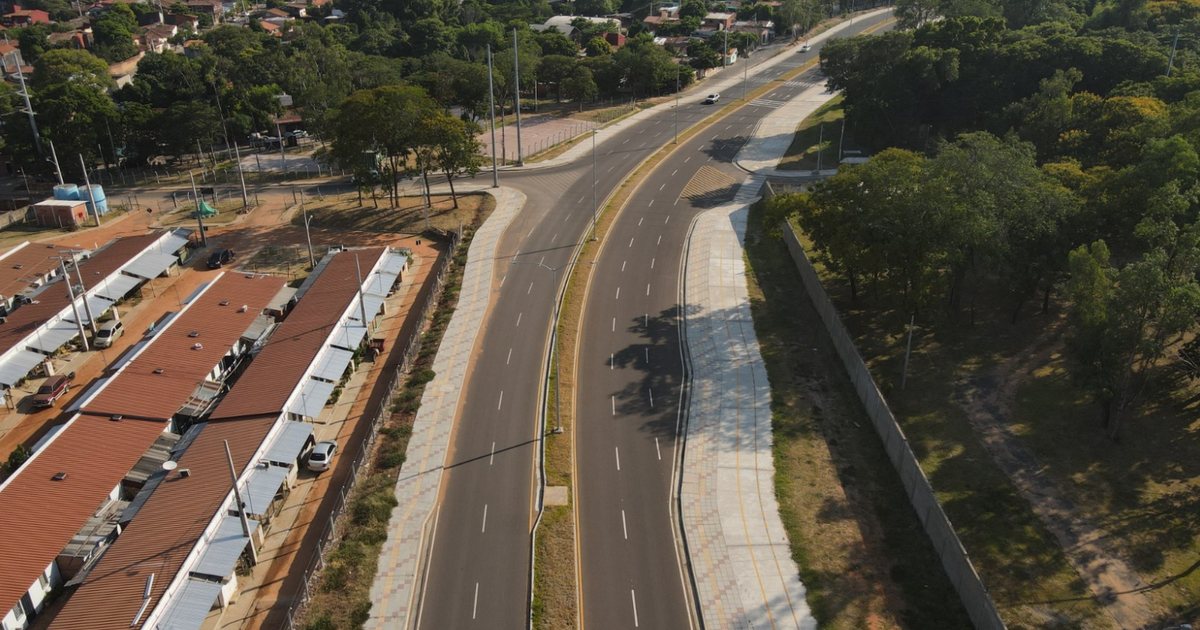 La avenida Costanera Sur de Asunción vista desde el aire, con viviendas a un lado y arboleda al otro