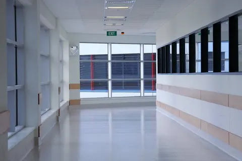 Pasillo amplio y luminoso de un edificio público